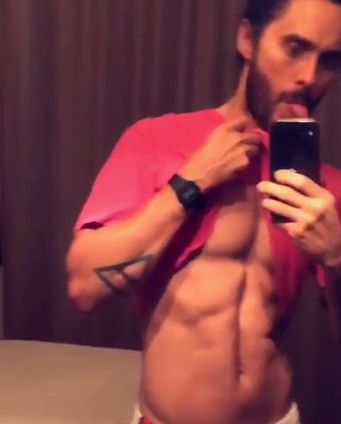 O ator Jared Leto mostrando a barriga em vídeo compartilhado nas redes sociais (Foto: Instagram)