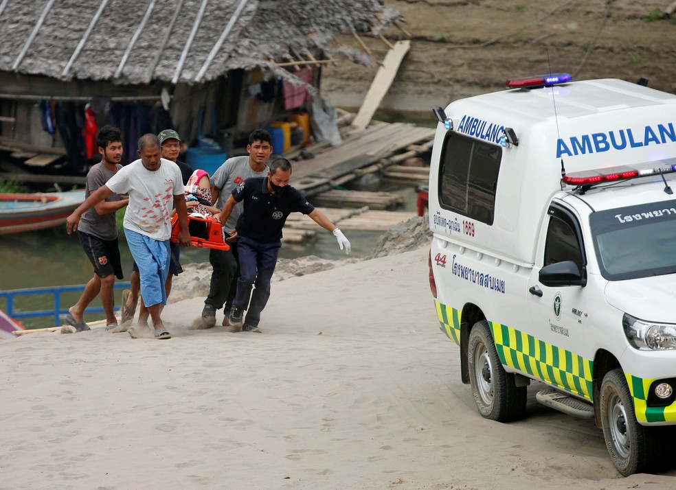 Ferido pela violência em Mianmar é carregado para receber atendimento médico na fronteira, em um vilarejo na Tailândia, nesta terça (30) — Foto: Soe Zeya Tun/Reuters