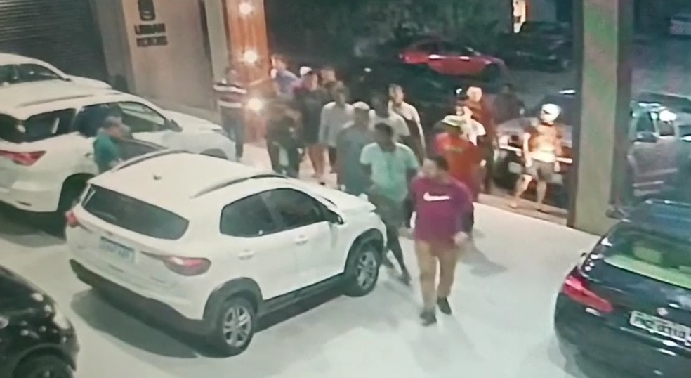 Criminosos invadem concessionária em Fortaleza e levam pelo menos 12 veículos de luxo — Foto: Reprodução