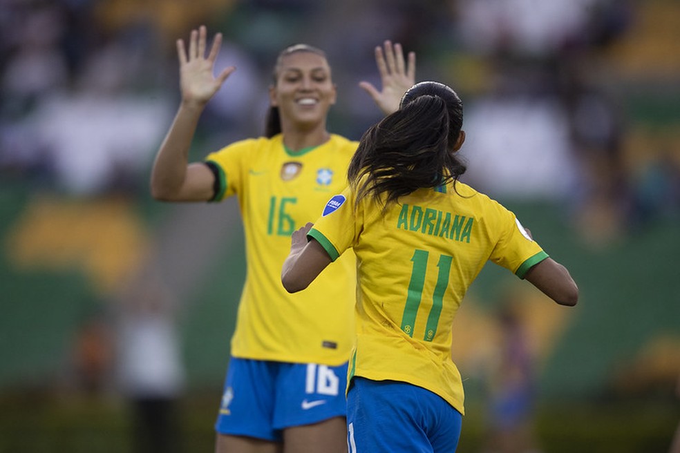 Adriana comemora mais um gol pela Seleção — Foto: Thais Magalhães/CBF