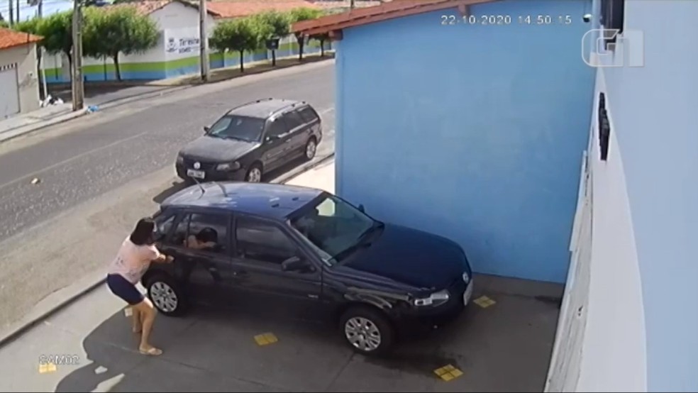 Mãe se desespera para tirar filho de dentro do carro com assaltantes  — Foto: Reprodução