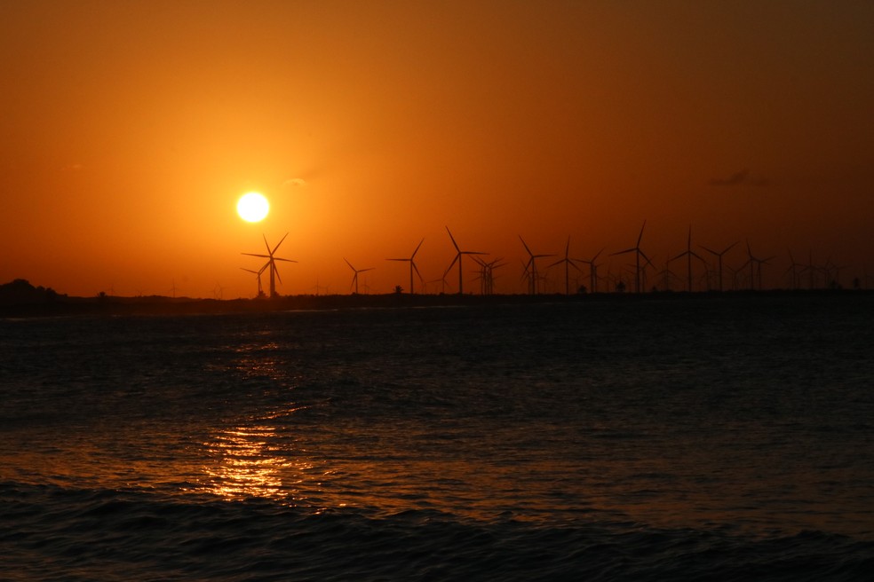 Pôr do sol na Praia de Tourinhos, em São Miguel do Gostoso - eólicas — Foto: Augusto César Gomes