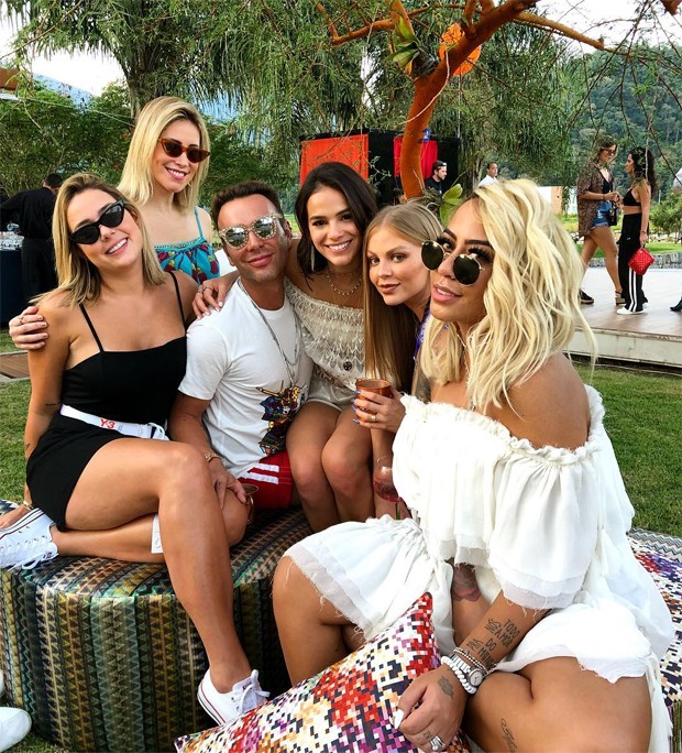 Carol Dantas com Bruna Marquezine, Luísa Sonza, Matheus Mazzafera, Rafaella Santos e Juliana Neiva (Foto: Reprodução/Instagram)