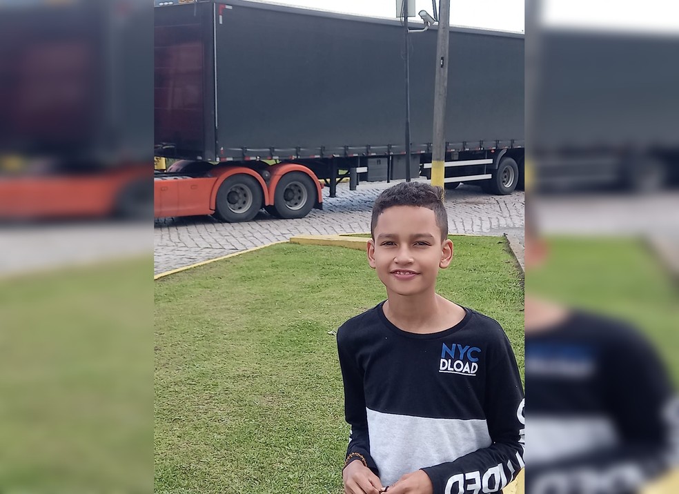 "Meu sonho mesmo é ser caminhoneiro, mas eu admiro muito a profissão de motoboy, vai que um dia eu seja um", conta Vitor  — Foto: Arquivo Pessoal 