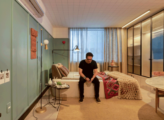 A cama, desenho escritório Cité Arquitetura em parceria com a LZ Studio, foi o ponto central do processo criativo e permite multiplicidade de usos (Foto: A+R Fotografia / Divulgação)