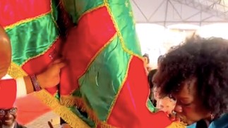 Viola Davis beija a bandeira da Mangueira — Foto: Reprodução