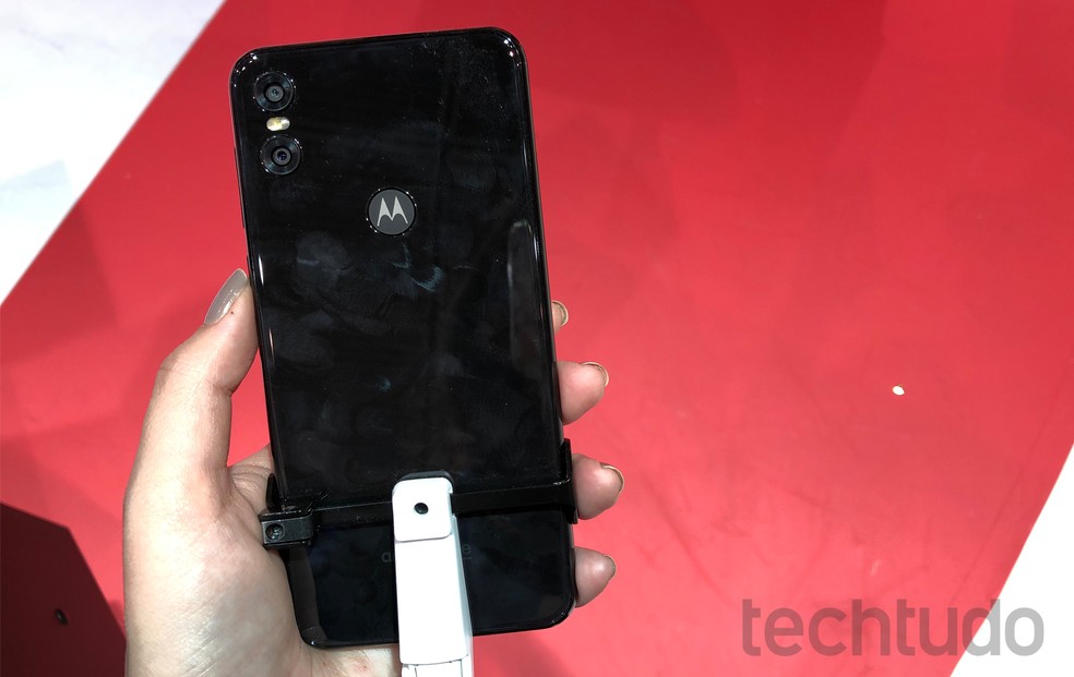 Motorola One tem traseira de vidro e pode deixar marcas de dedos (Foto: Anna Kellen Bull/TechTudo)