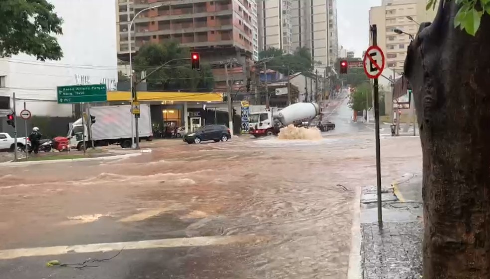 Enxurrada na região do Sumaré, na Zona Oeste de São Paulo, neste sábado (5) — Foto: Carolina Oddone/GloboNews