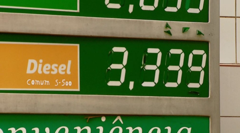 O preço do diesel começou a cair nas bombas (na imagem, posto em São Carlos). A conta será paga por outros setores prioritários, como saúde, educação e infra-estrutura (Foto: Reprodução/EPTV)