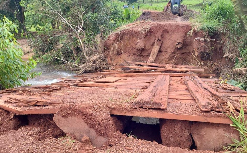 Pontes e estradas foram destruídas por causa chuva.   — Foto: Reprodução