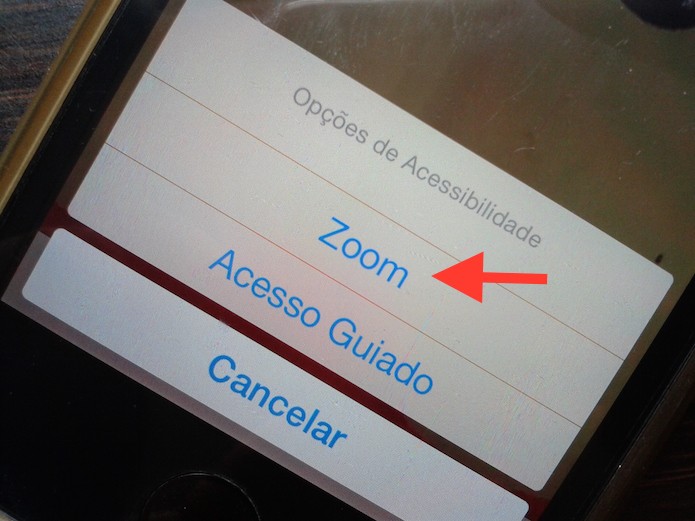 Utilizando o atalho de acessibilidade para ferramenta zoom do iOS (Foto: Reprodução/Marvin Costa)
