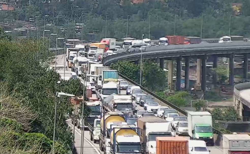 Rodovia dos Imigrantes apresenta lentidão após carreta quebrar na pista — Foto: Reprodução/TV Tribuna