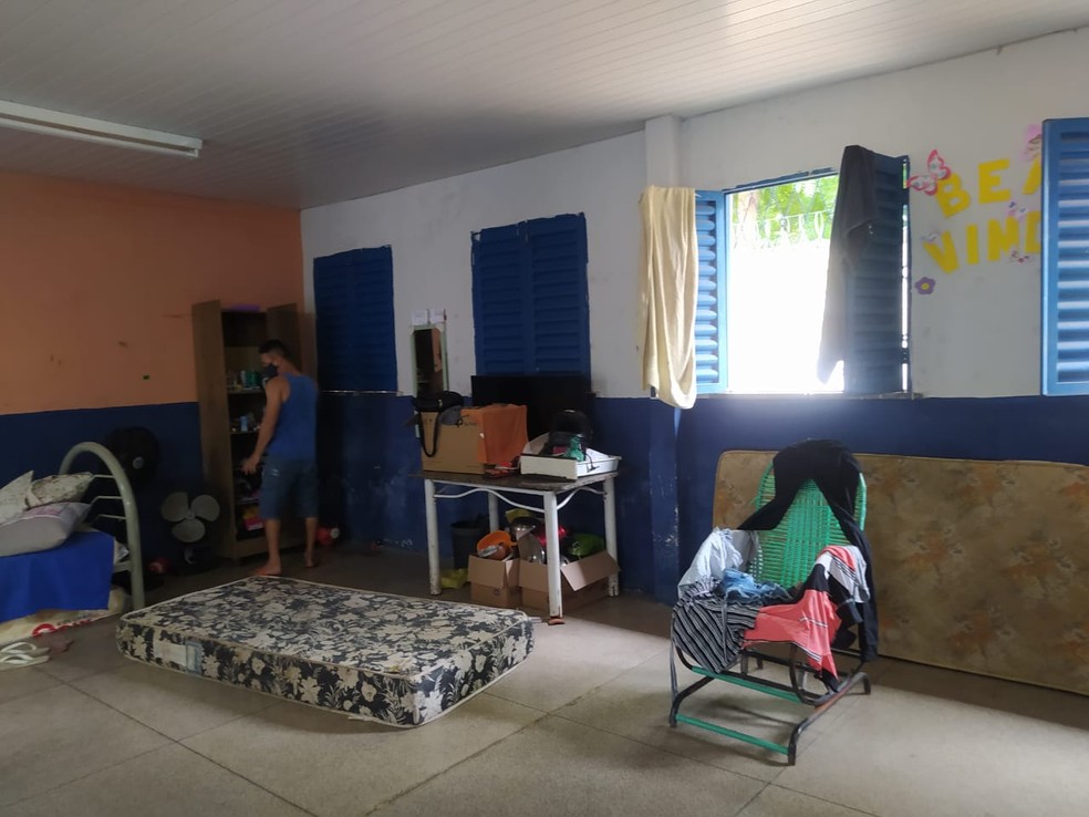Leonardo de Sousa Carvalho, de 31 anos, trabalhador da construção civil está em uma escola após as chuvas em Teresina — Foto: Andrê Nascimento/g1