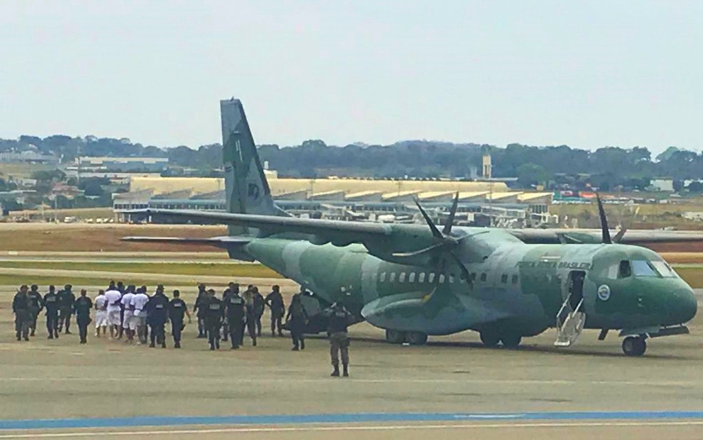 Presos foram transferidos em avião da Força Aérea Brasileira, em Goiânia — Foto: Divulgação/SSP-GO