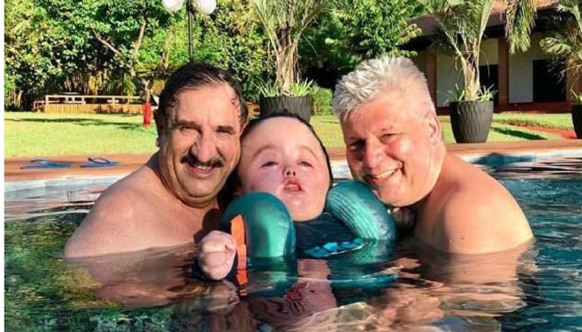 Ratinho toma banho de piscina em férias na fazenda com o neto Noah — Foto: Reprodução/Instagram