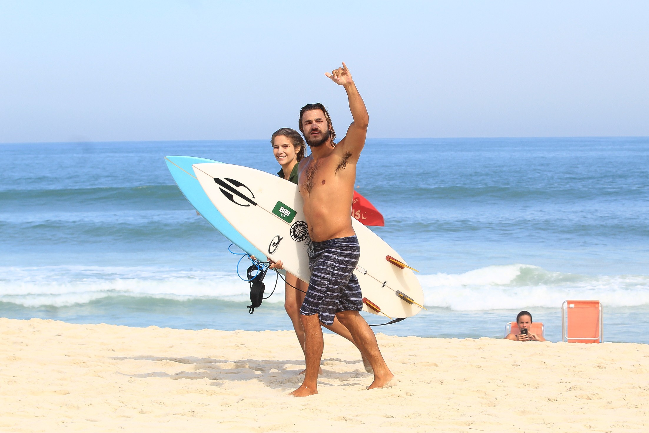 Isabella Santoni surfa com o namorado na Barrada Tijuca (Foto: Fabricio Pioyani /AgNews)