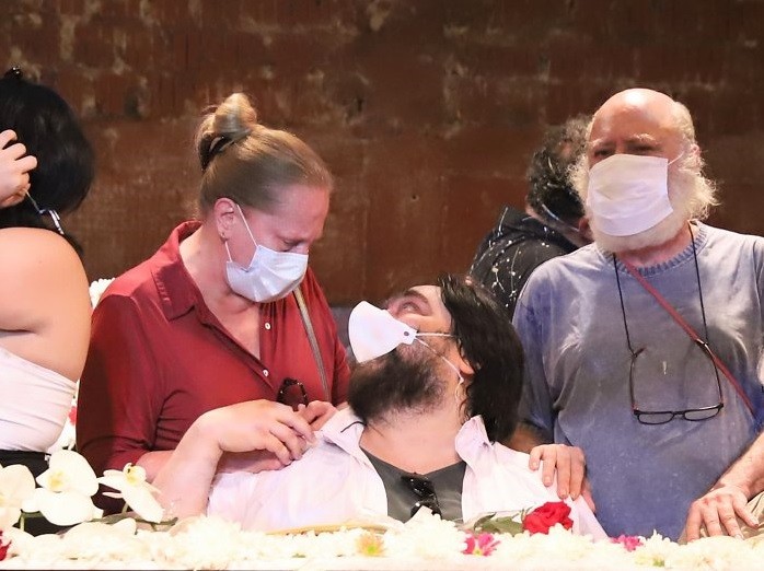 Lucinha Lins e Tonico Pereira consolam Eduardo Barata no velório da atriz Françoise Forton (Foto: Daniel Pinheiro/AgNews)