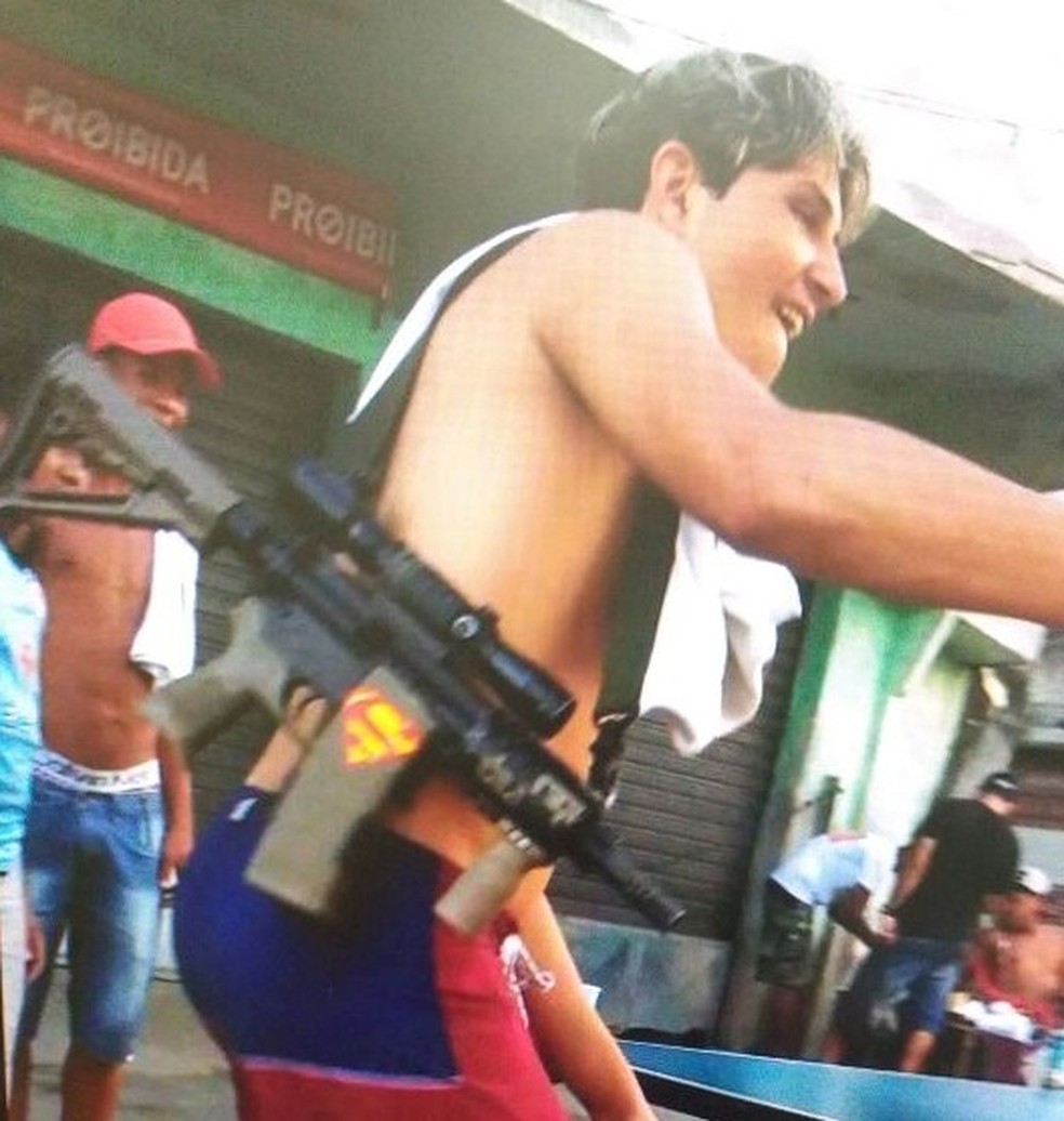 Criminosos em momento de lazer no Largo do Samba antes da polícia tomar o local (Foto: Divulgação)