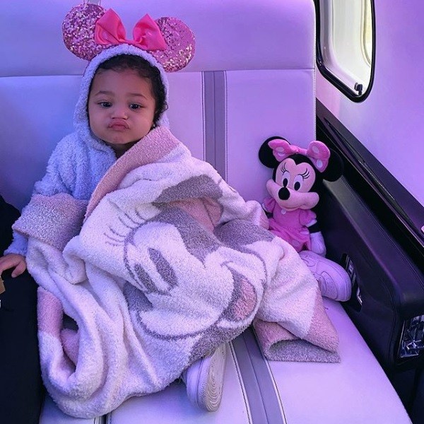 Kylie Jenner compartilhou foto da filha, Stormi, a caminho da Disney (Foto: Instagram)