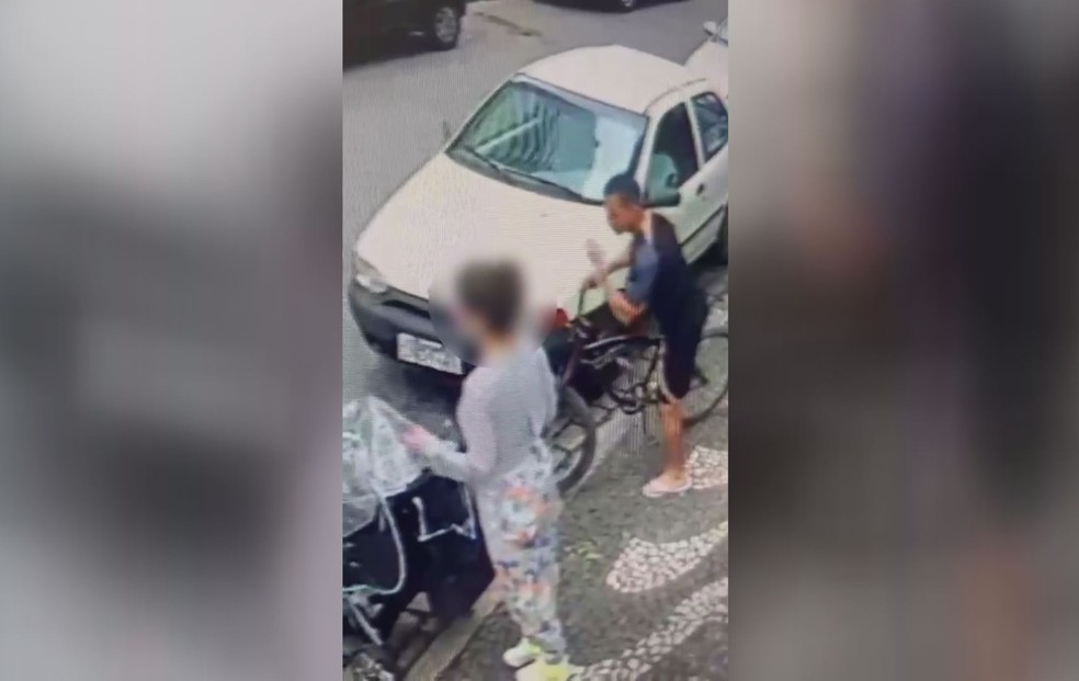 Criminosos roubam aliança e corrente de ouro de mulher com carrinho de bebê em Santos, SP — Foto: Reprodução