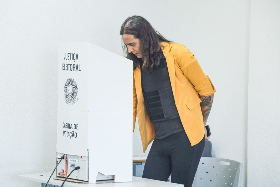 Duda Salabert votou usando colete à prova de balas — Foto: Cadu Passos/Divulgação