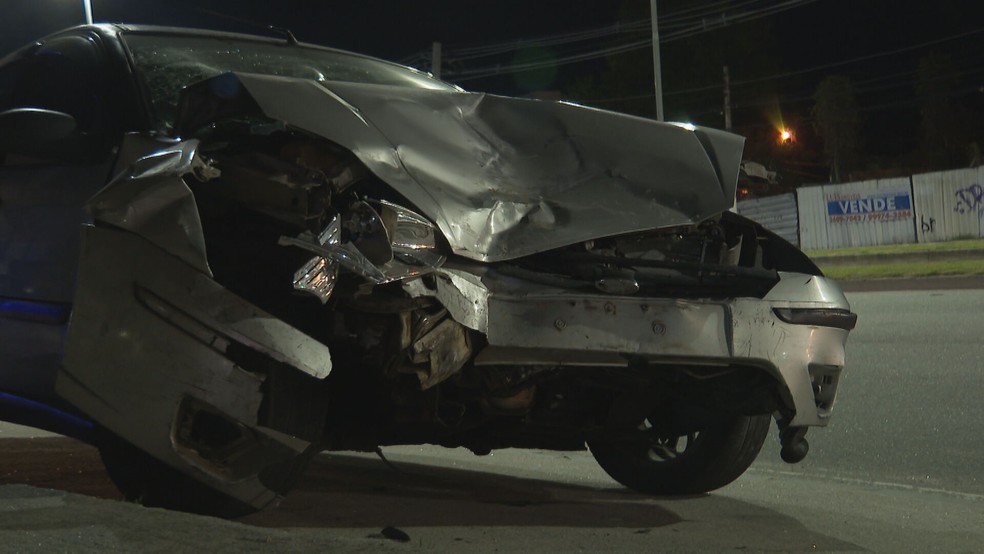 Carro se envolveu em acidente em Niterói — Foto: Reprodução/TV Globo 