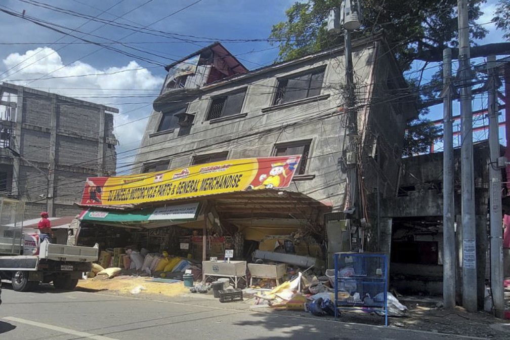 Edifício danificado após forte terremoto atingir Bangued, província de Abra, norte das Filipinas — Foto: AP Photo