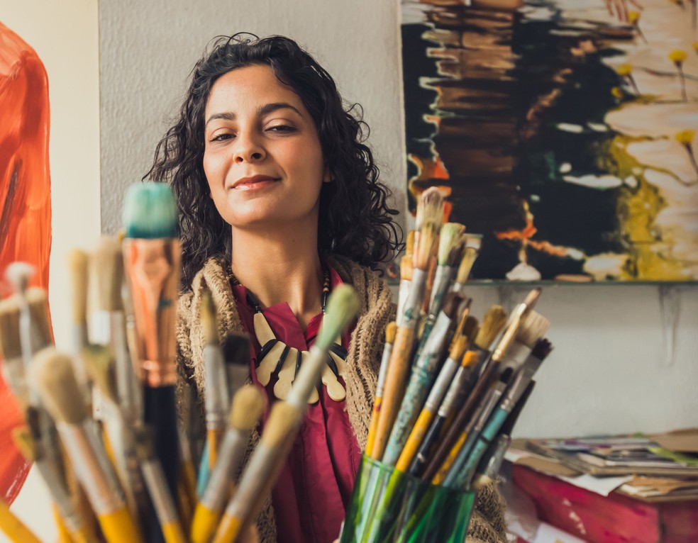 Com curadoria de Luiza Mader Paladino, a mostra apresenta trabalhos em pintura da artista brasiliense fruto de experimentações com fotografia, performance e pintura sobre o corpo emancipado — Foto: Thaís Mallon/Divulgação