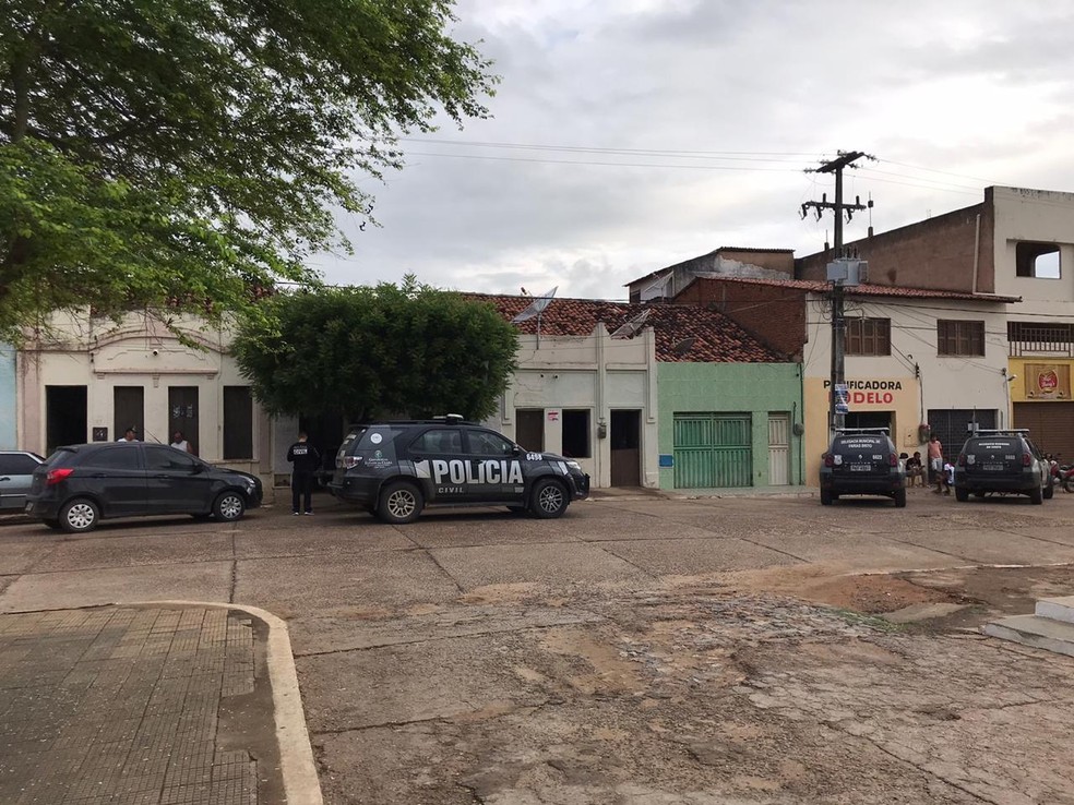 O suspeito preso suspeito de envolvimento na morte do prefeito de Granjeiro foi encaminhado para a Delegacia Regional de Crato — Foto: Divulgação/PCCE