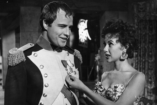 Marlon Brando e Rita Moreno no set de Désirée, o Amor de Napoleão (1954) (Foto: Getty Images)
