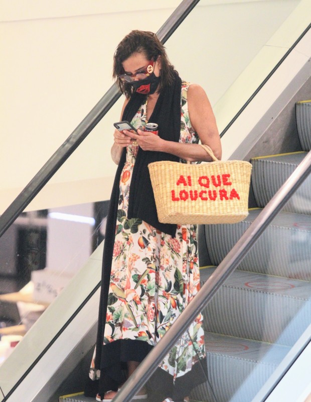 Narcisa Tamborindeguy circula em shopping no Rio (Foto: Daniel Delmiro/AgNews)
