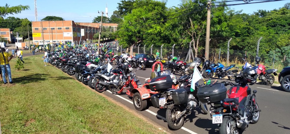Motociclistas aguardaram a chegada do presidente Jair Bolsonaro em Rio Preto (SP) — Foto: João Selare/TV TEM