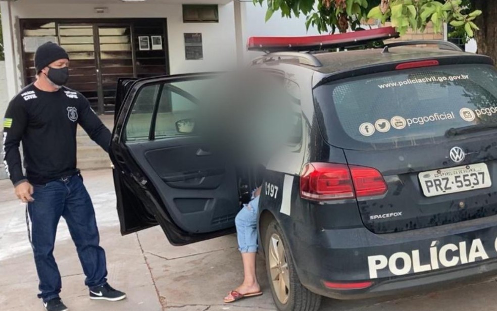 Mulher de 29 anos presa suspeita de desviar mais de R$ 100 mil da empresa de eventos em que trabalhava — Foto: Reprodução/Polícia Civil