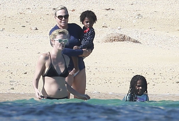 Charlize Theron com a mãe e os filhos (Foto: BackGrid)