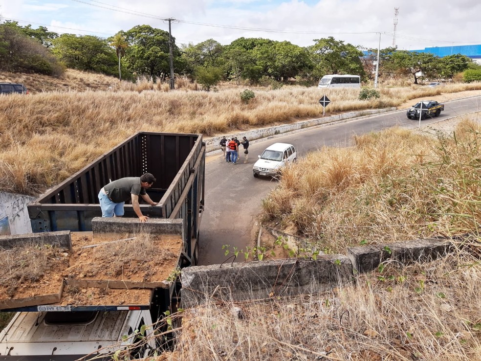Caminhão ficou entalado no túnel que dá acesso à Avenida das Alagoas, em Natal — Foto: Lucas Cortez/Inter TV Cabugi