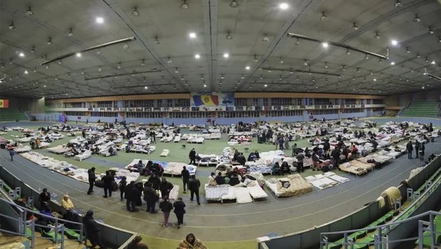 Centenas de refugiados estão vivendo neste centro de atletismo na Moldávia (Foto: EPA via BBC)