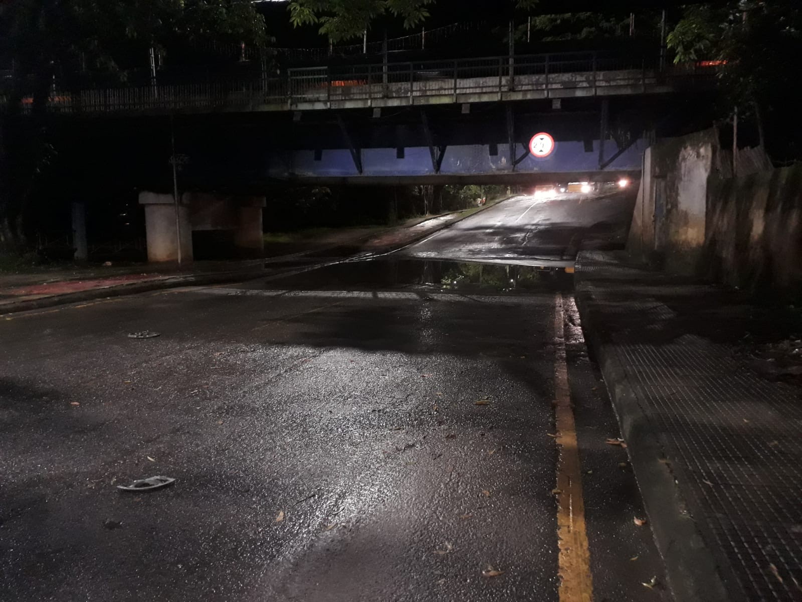 Via sob a Ponte Pequetito Amorim, em Volta Redonda, é liberada após interdição por alagamento 