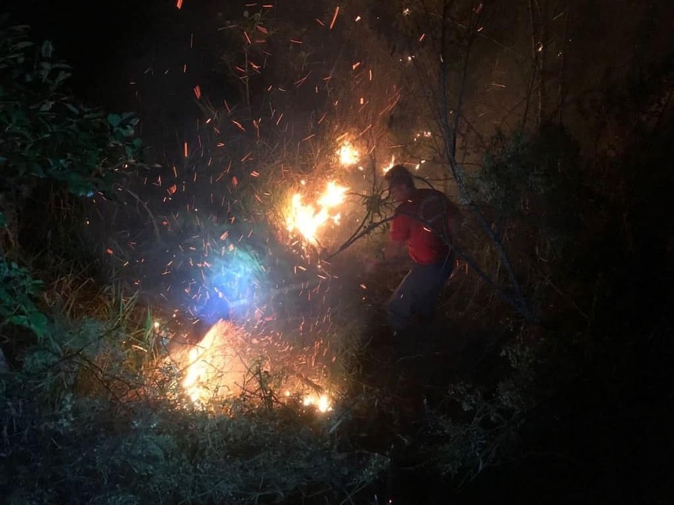 Bombeiros utilizaram abafadores para combater incêndio em Barbacena (Foto: Corpo de Bombeiros/Divulgação)