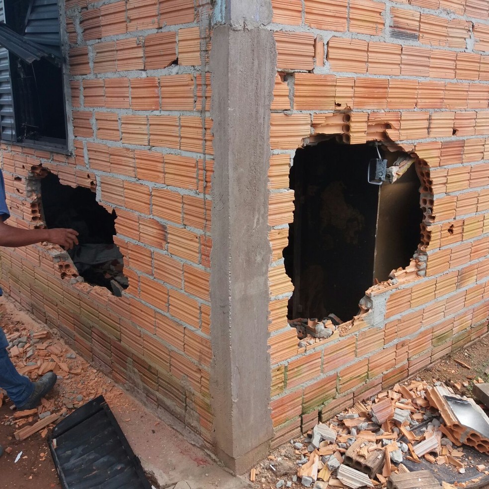 Vizinhos quebraram a parede da casa e retiraram a crianÃ§a do local (Foto: PolÃ­cia Militar/ Distrito de EspigÃ£o do Leste-MT)