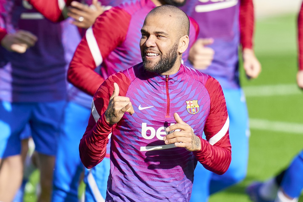 Daniel Alves est liberado para reestrear oficialmente pelo Barcelona  Foto: Getty Images