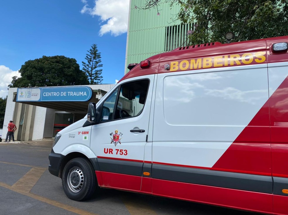 Ambulância do Corpo de Bombeiros na porta do Hospital de Base do DF - em imagem de arquivo — Foto: Corpo de Bombeiros / Reprodução