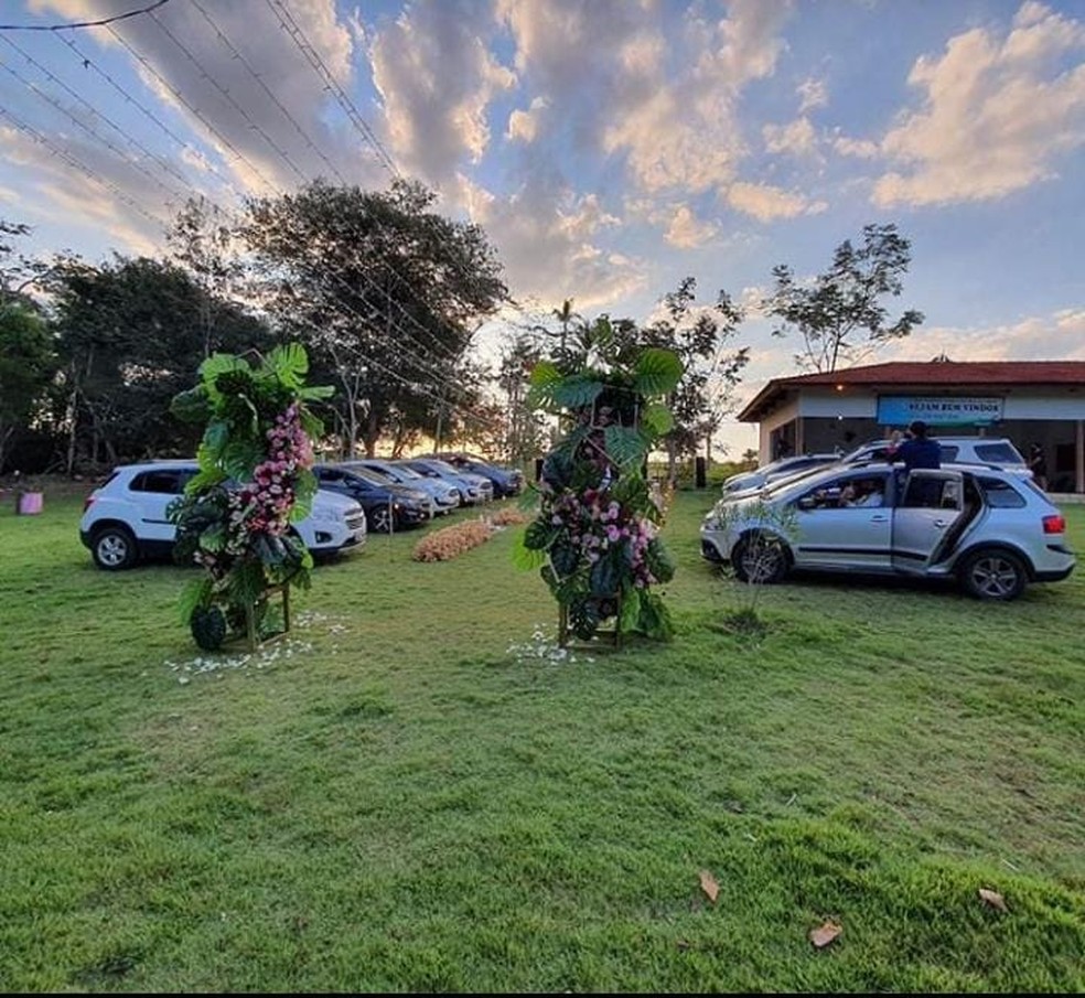 Casamento foi realizado no sistema drive-in — Foto: Balione Eventos/redes sociais