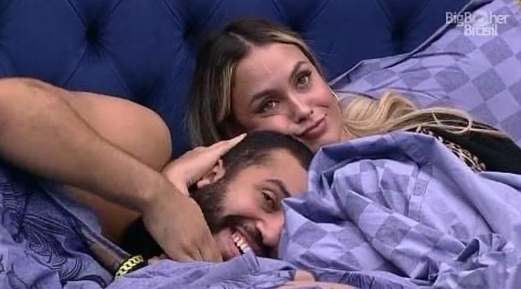 Sarah e Gil (Foto: Rede Globo)