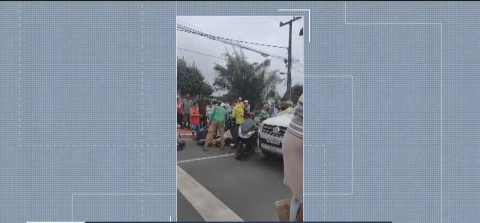 Batida entre moto e caminhonete deixou dois feridos na BA-001 — Foto: Reprodução / TV Santa Cruz