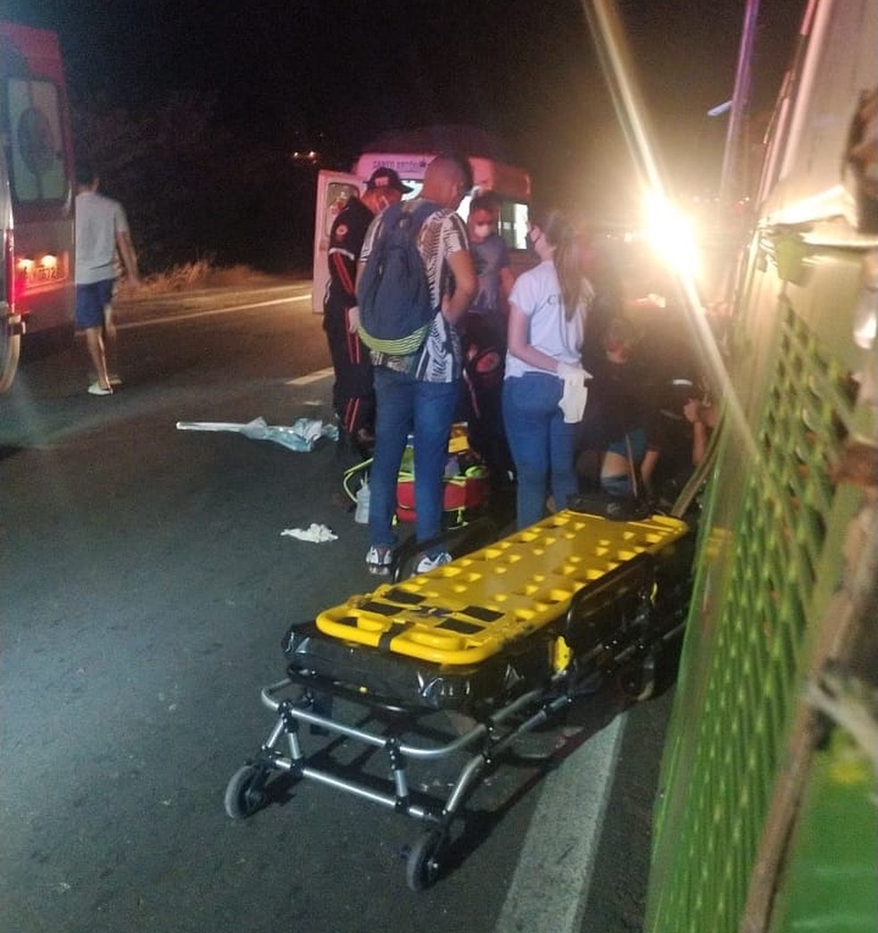 Quatro pessoas morrem ao serem atropeladas por caminhão na rodovia BR-020, no Piauí — Foto: Reprodução