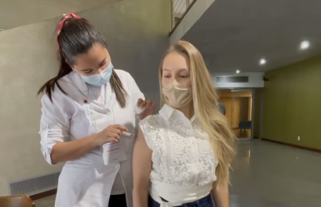  Carla Diaz, que teve um câncer na tireoide no ano passado, foi vacinada e fez um alerta sobre a doença, que afeta 18 milhões de brasileiros  Reprodução