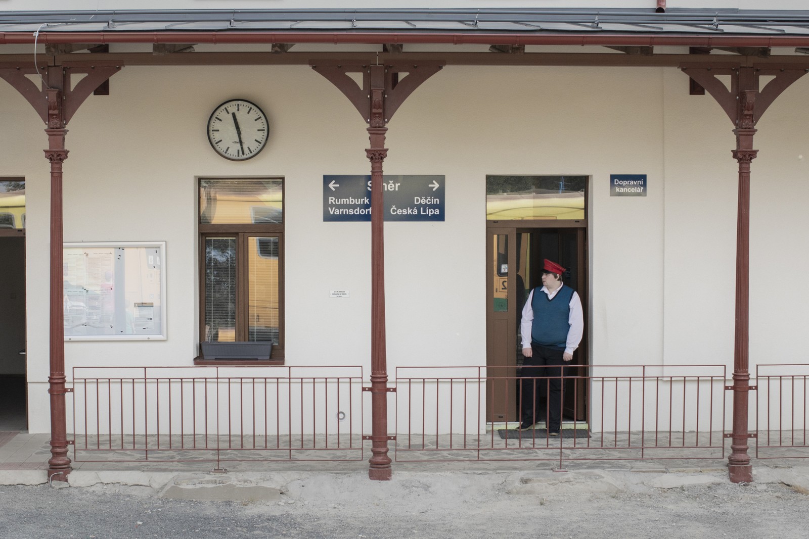 Uma estação de trem em Jedlová, República Tcheca — Foto: Emile Ducke/The New York Times