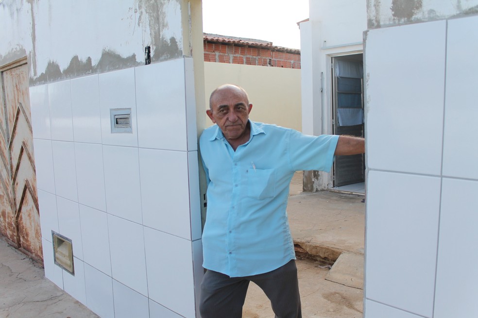 Seu Pedro Teles destaca o sofrimento da família após a morte do filho Rogério — Foto: Emerson Rocha /G1 Petrolina