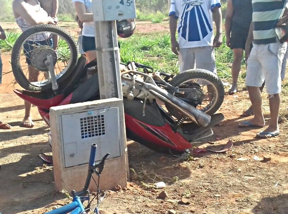 Durante a fuga com motocicleta suspeito bateu em poste (Foto: Portal O Norte/Divulgação)