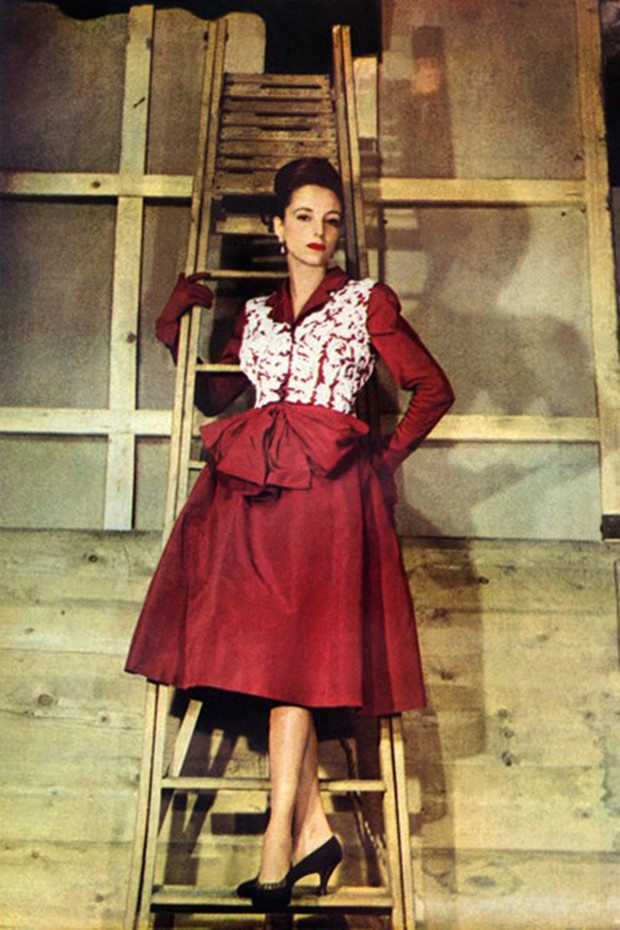  VOGUE BRIT NICA, JANEIRO DE 1946. Retrato de Madame Alfredo Rubio, usando vestido com colete Balenciaga com bordado de Brandenburg e franzido na cintura   (Foto:  Cecil Beaton)